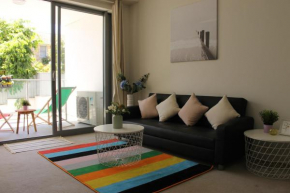  Exquisite Family Home +Parking, Close to CBD  Сидней